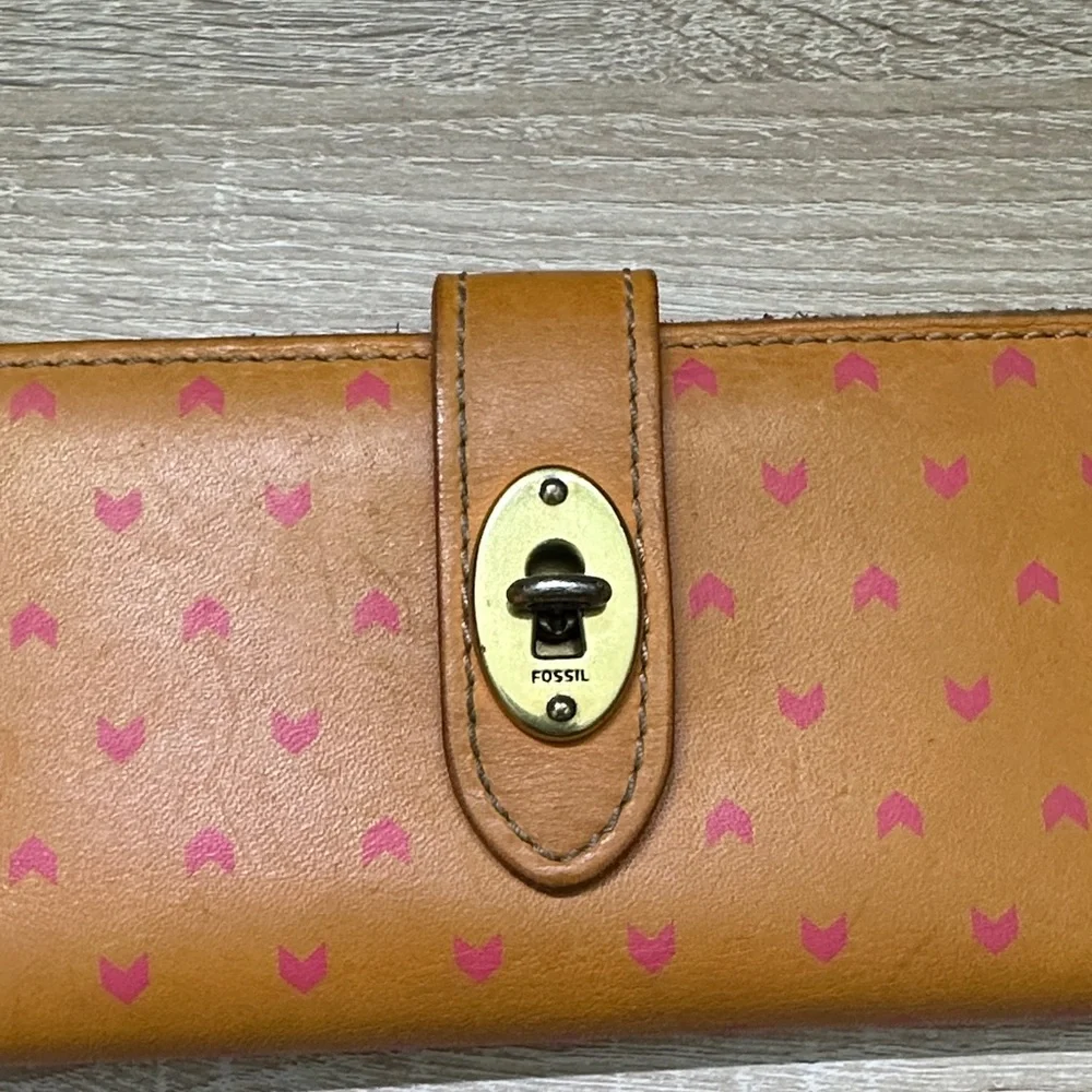 Fossil Tan Leather Wallet with Pink Heart Motif and Gold-Tone Turn Lock